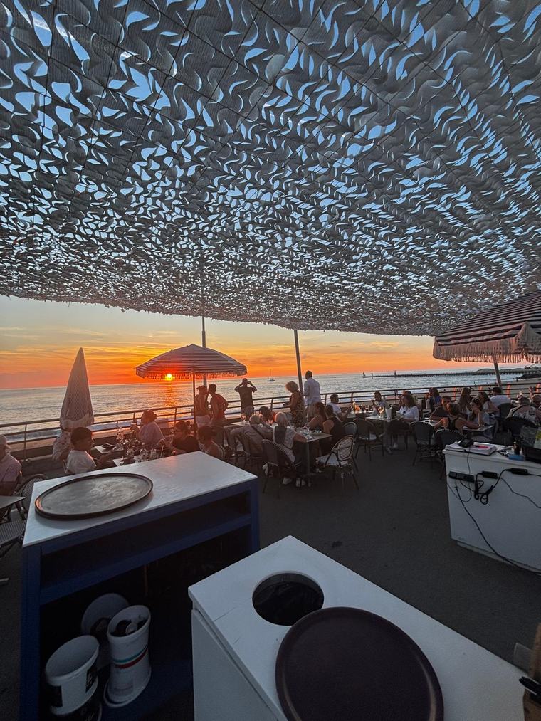 Coucher de soleil sur la terrasse du Munda Kfé
