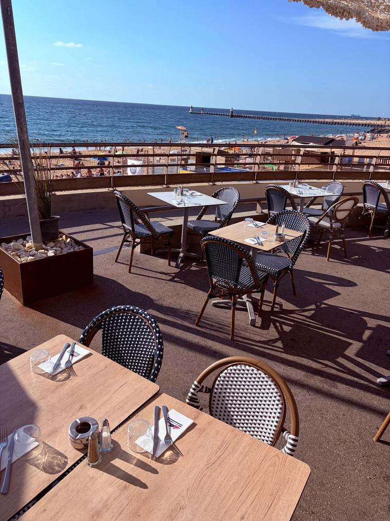 Terrasse du Munda Kfé en journée, vue sur la plage