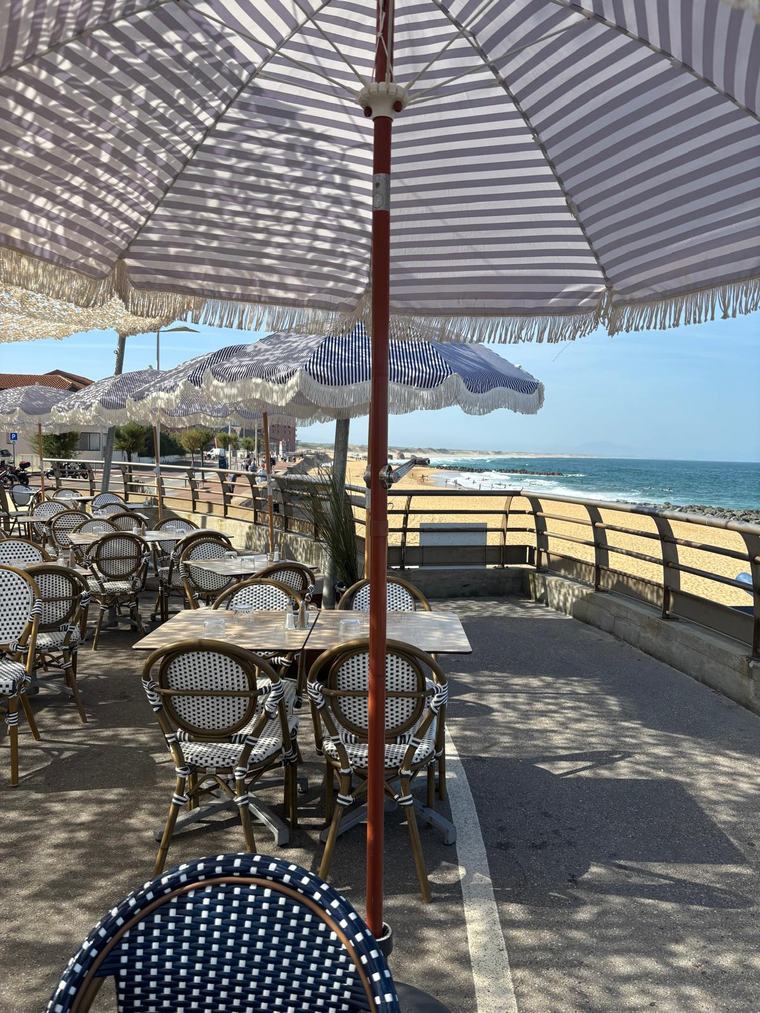 Terrasse et parasols, vue sur l'océan