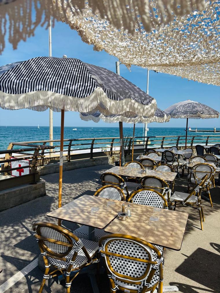 Terrasse ombragée face à la plage
