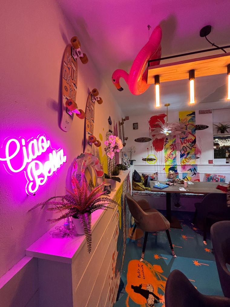 Néon rose Ciao Bella à l'intérieur